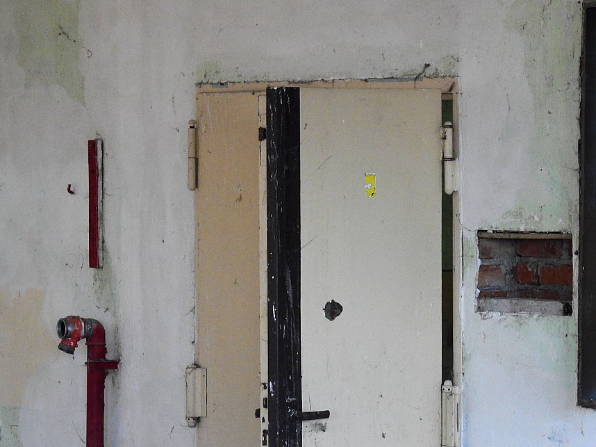 Peter Blei in den Ruinen der Schuhfabrik in Wiehe