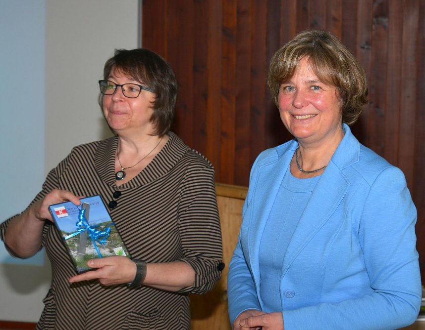 Christiane Funkel, Leiterin des Biosph&auml;renreservats (li.) bedankt sich bei Annett Drache, Gesch&auml;ftsf&uuml;hrerin des Harzklubs, f&uuml;r ihren Beitrag. 