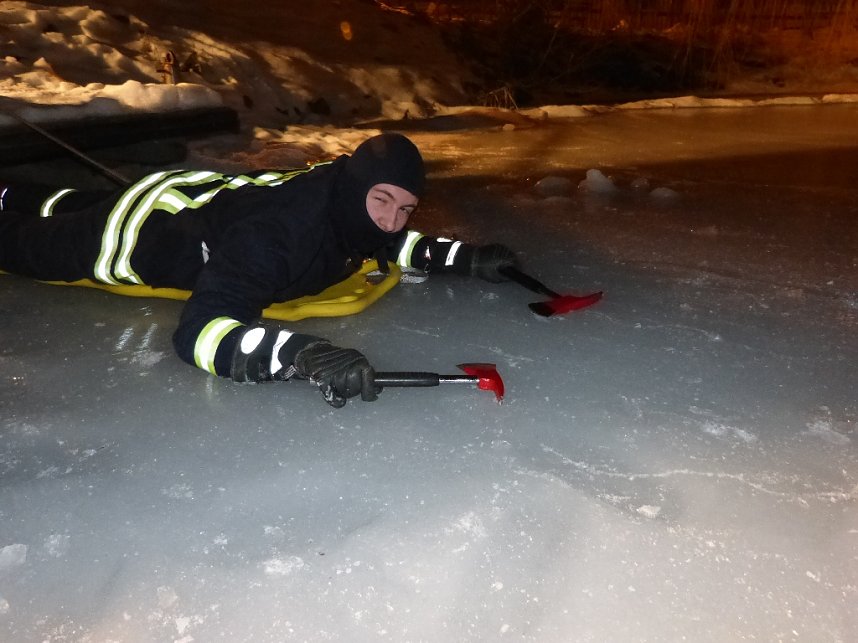 Auf's Glatteis gef&uuml;hrt - Feuerwehr Neustadt probte den Ernstfall