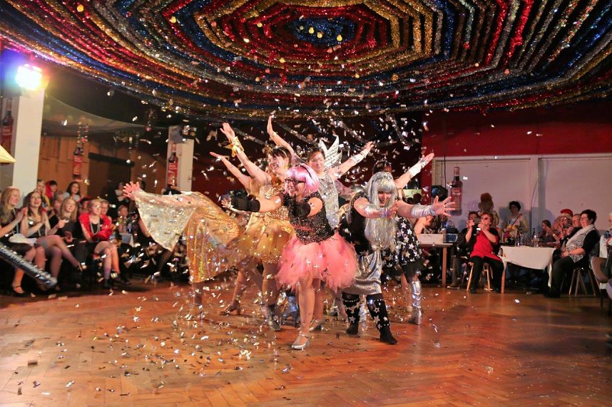 100 Mitwirkende begeisterten den Lindenhof