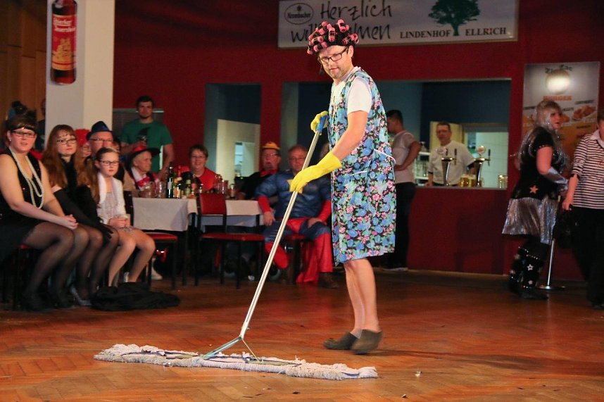 100 Mitwirkende begeisterten den Lindenhof