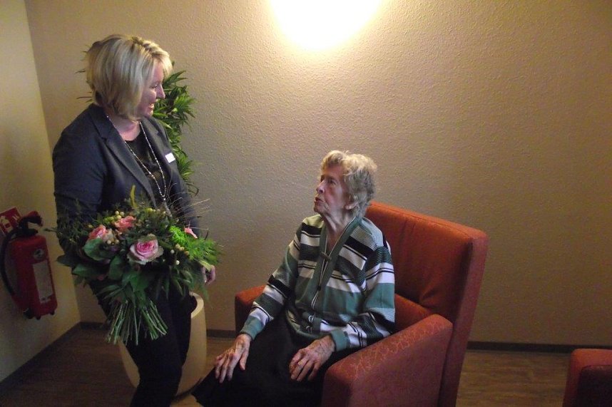 Einen Blumenstrau&szlig; von Heimleiterin Annett Tolle f&uuml;r Jubilarin Charlotte Bornemann.