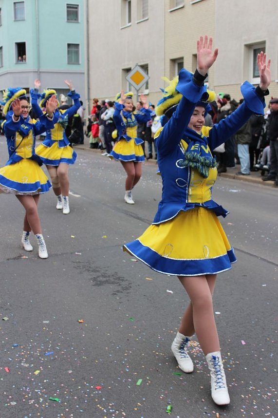 N&auml;rrinnen und Narren ziehen durch die Stadt (2)