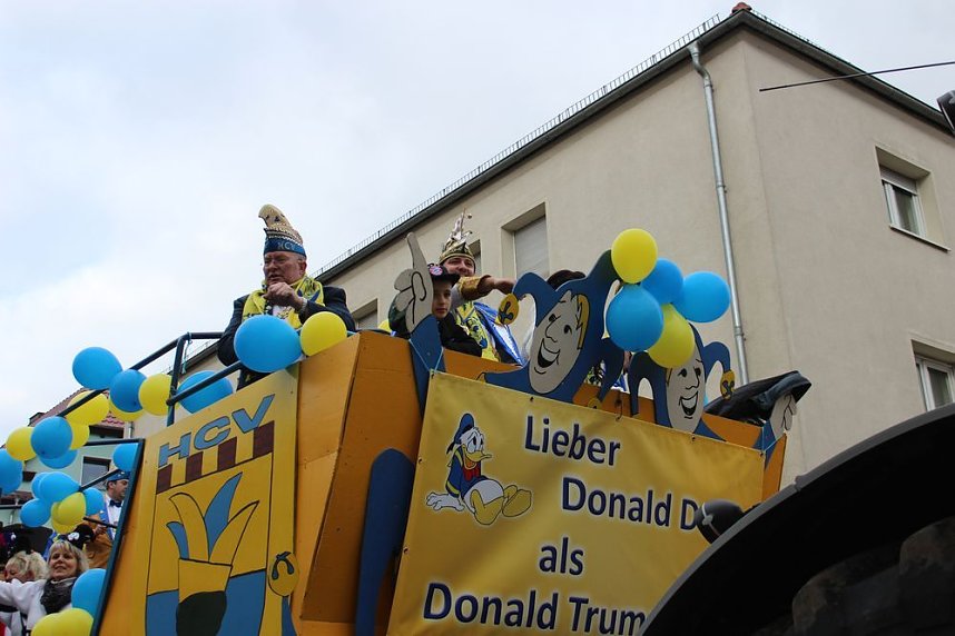 N&auml;rrinnen und Narren ziehen durch die Stadt (2)