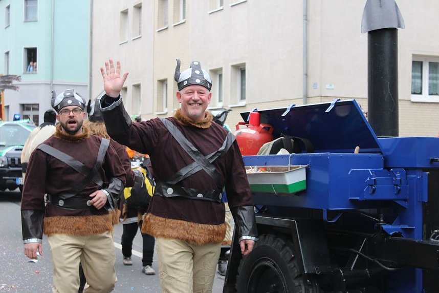 N&auml;rrinnen und Narren ziehen durch die Stadt (2)