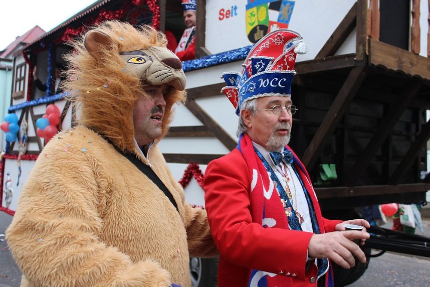 N&auml;rrinnen und Narren ziehen durch die Stadt (2)