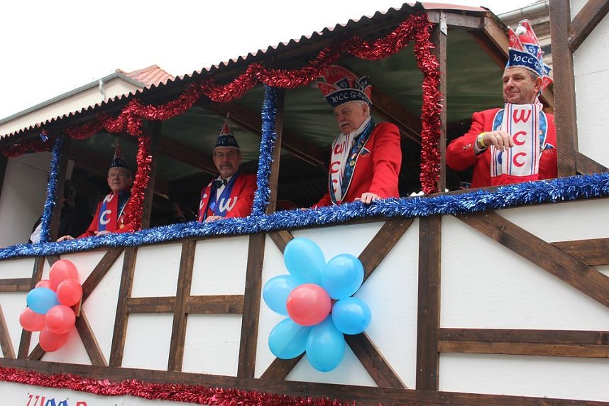 N&auml;rrinnen und Narren ziehen durch die Stadt (2)
