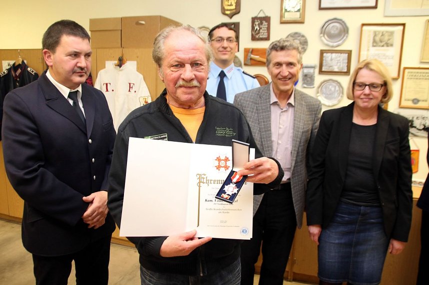 Volker Menzel mit Urkunde