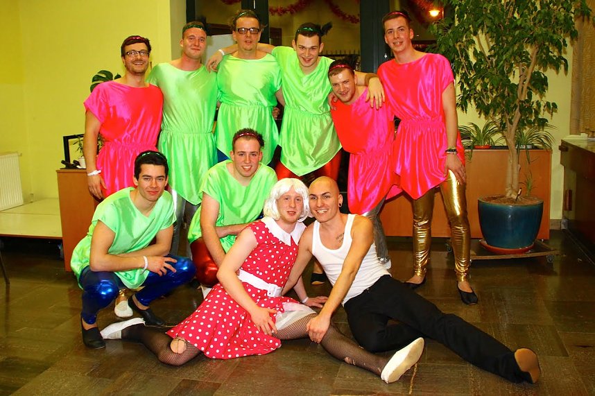 M&auml;nnerbeine und mehr auf Bleicher&ouml;der B&uuml;hne