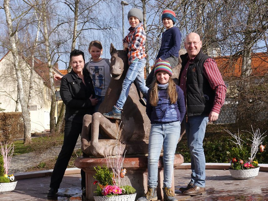 Meerpferdbrunnen wird geschm&uuml;ckt