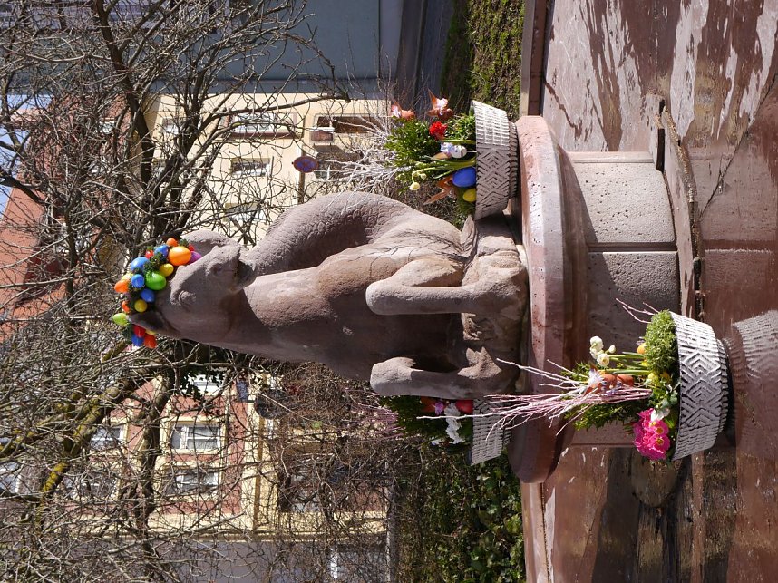 Meerpferdbrunnen wird geschm&uuml;ckt