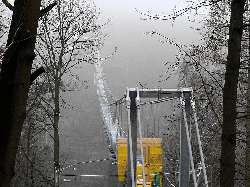 Abh&Atilde;&curren;ngen &Atilde;&frac14;ber der Talsperre