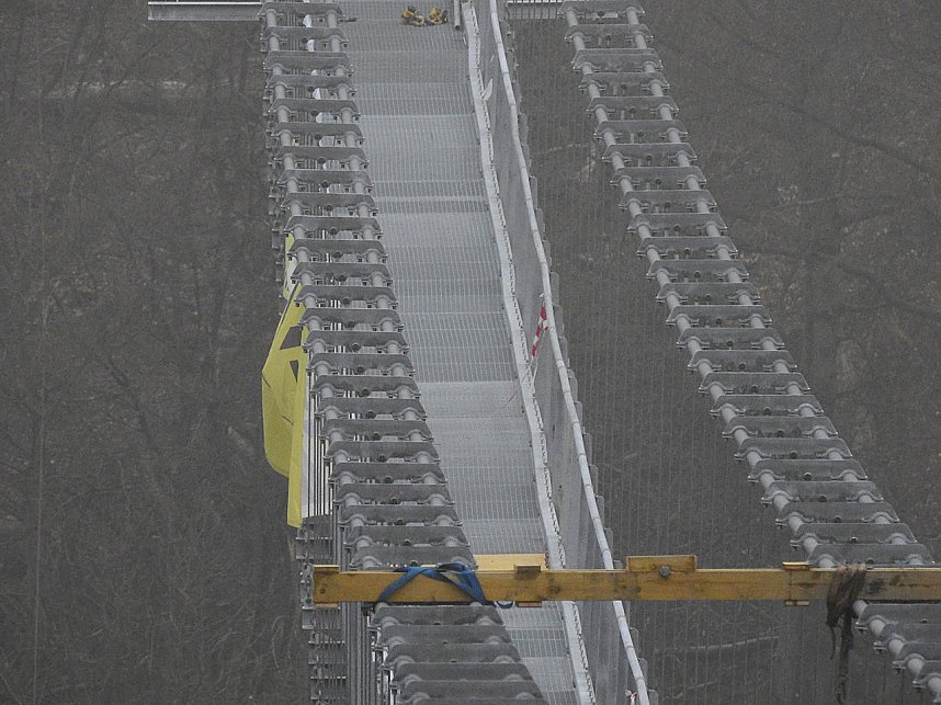 Abh&Atilde;&curren;ngen &Atilde;&frac14;ber der Talsperre