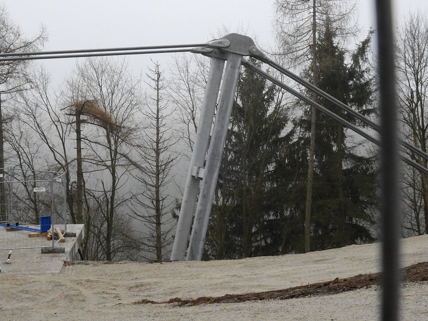 Abh&Atilde;&curren;ngen &Atilde;&frac14;ber der Talsperre