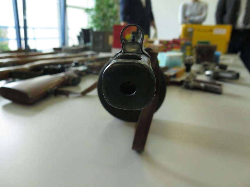Pr&auml;sentation der sichergestellten Waffen und Munition