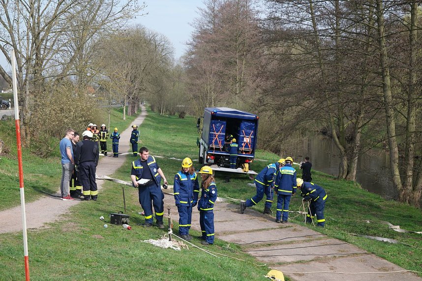 THW und Feuerwehren &uuml;bten an der Zorge
