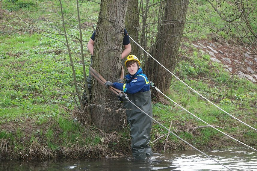 THW und Feuerwehren &uuml;bten an der Zorge