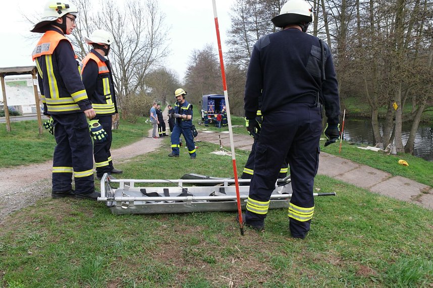 THW und Feuerwehren &uuml;bten an der Zorge