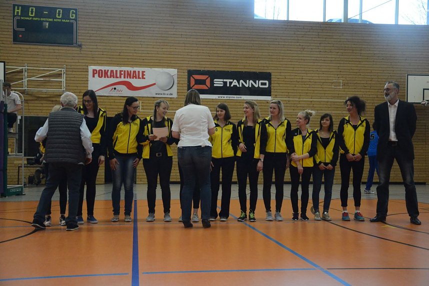 Ehrung beim Pokalfinale: Lutz Kurth und SVC-Frauen erhalten Auszeichnung