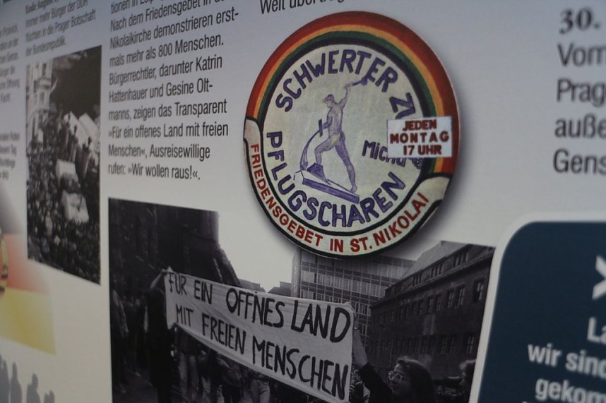 Dr. Cornelia Klose pr&auml;sentierte die Ausstellung zur friedlichen Revolution beim Bildungstr&auml;ger IWK