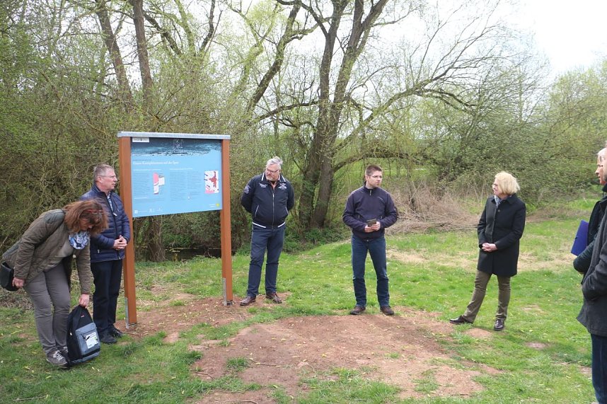 Expertise f&uuml;r die Salzaquelle - auf dem Naturlehrpfad erkl&auml;ren jetzt neun Tafeln die Quelle und ihre Umgebung