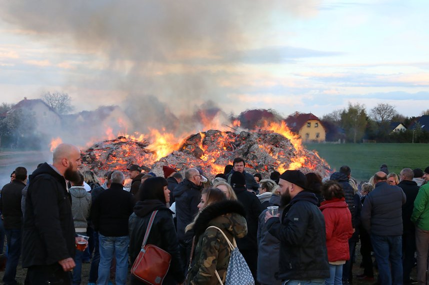 Osterfeuer in Bielen
