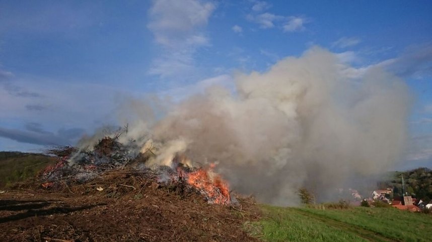 Zwei Osterfeuer in Neustadt