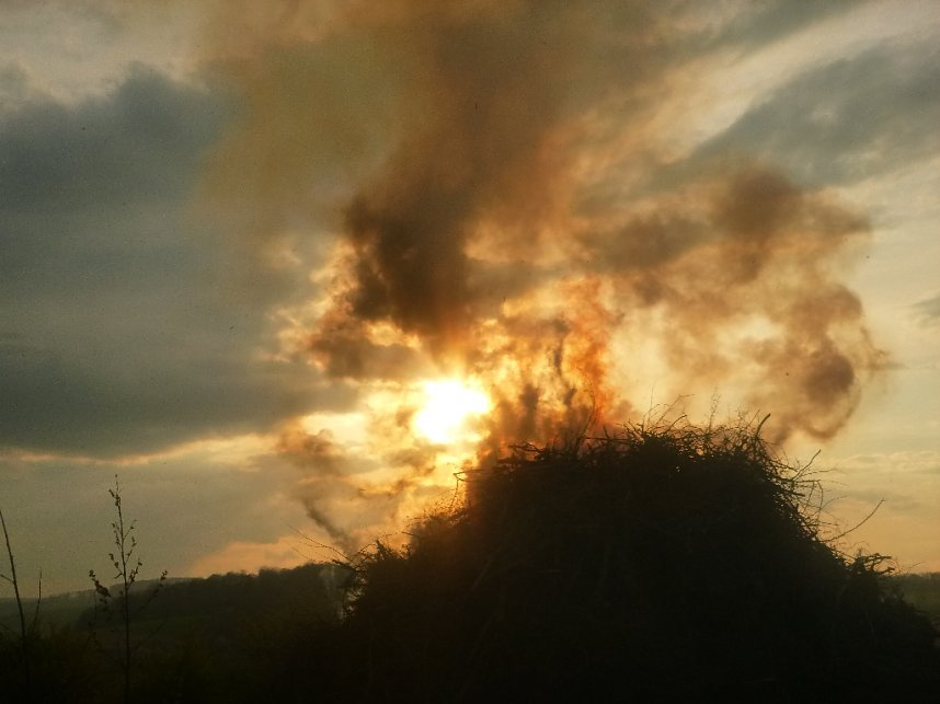 Zwei Osterfeuer in Neustadt