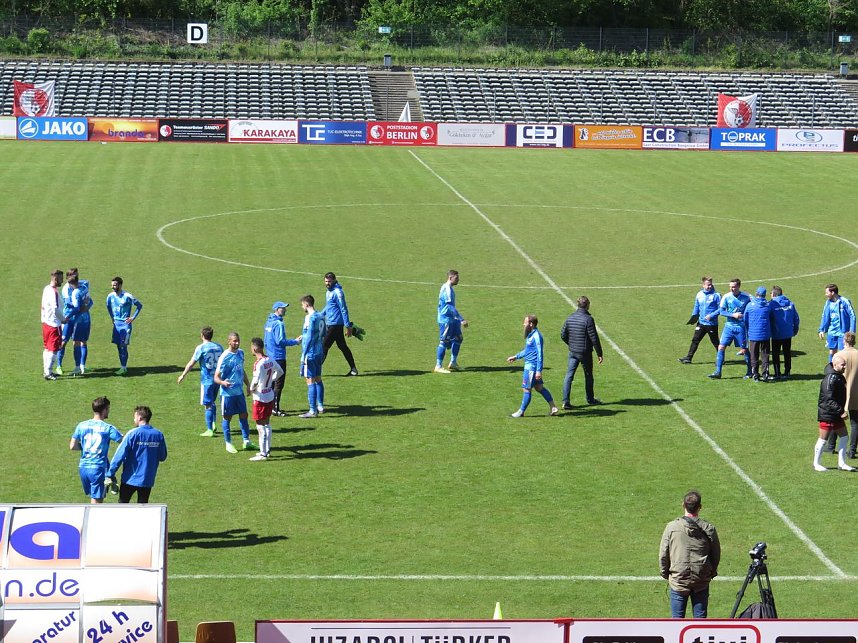 Vor und nach dem Spiel gegen den BAK