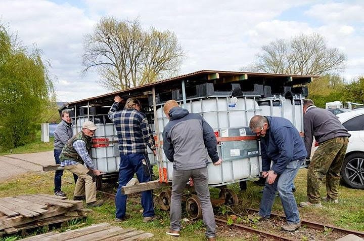 Vereint voran beim Bau eines Pontons