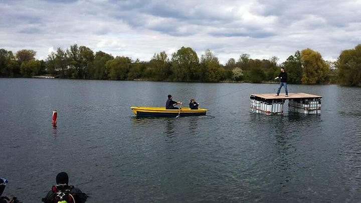 Vereint voran beim Bau eines Pontons