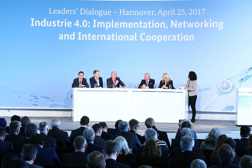 Carina Schmidt als gefragte Diskutantin auf der Hannover Messe