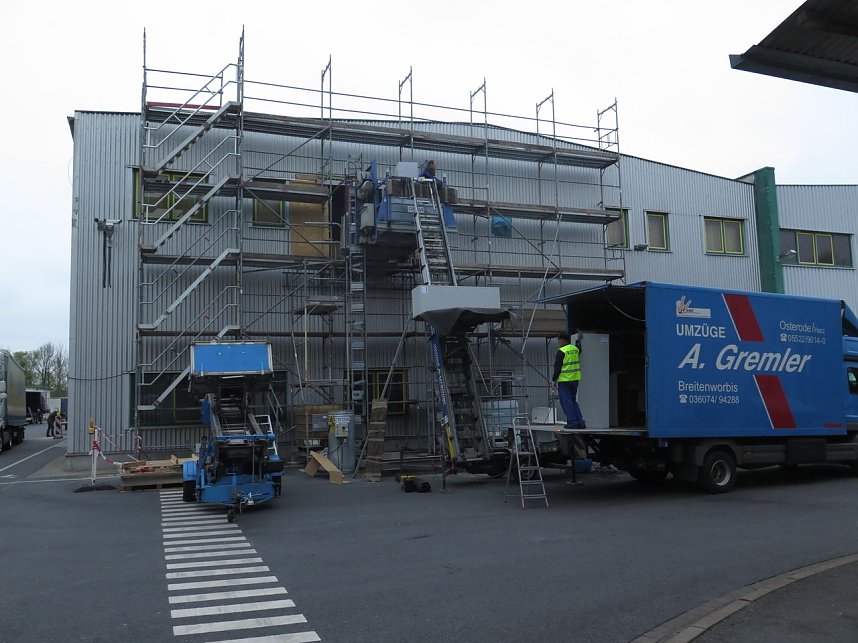 Umzug an der Bahnhofstra&szlig;e in Niedergebra