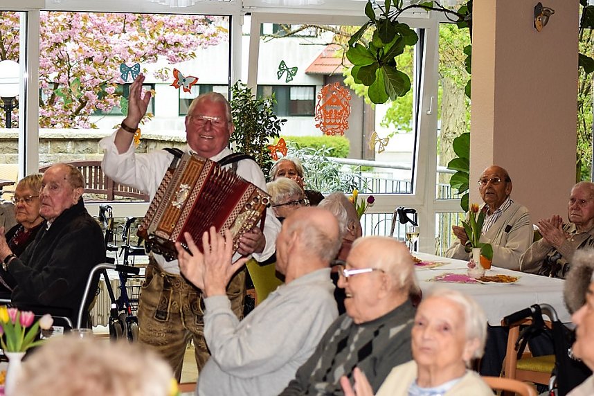 Maibaumsetzen im DRK Pflegeheim