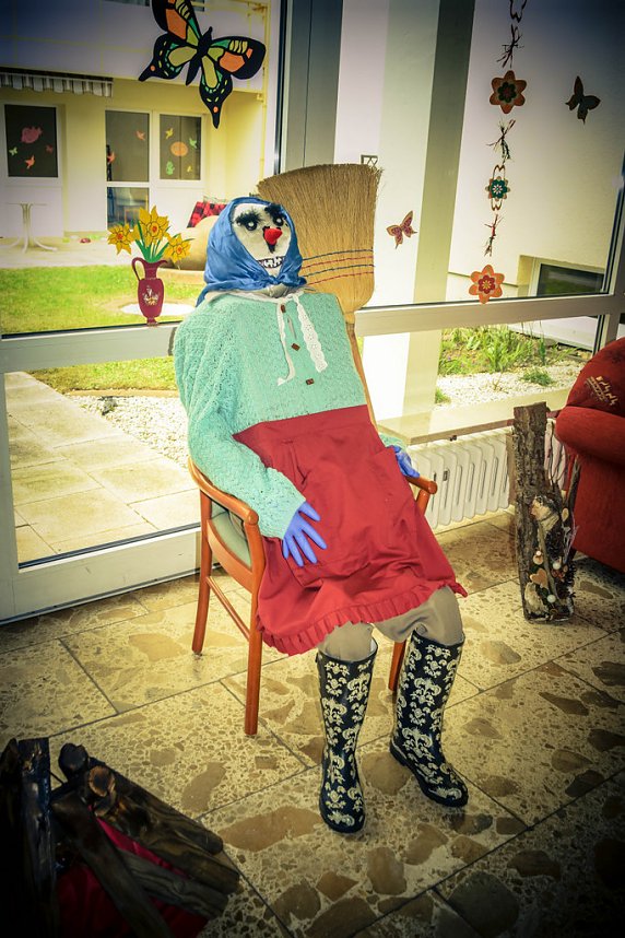 Maibaumsetzen im DRK Pflegeheim