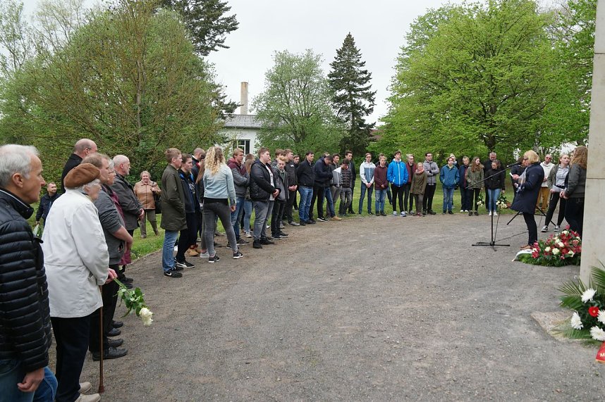 Sch&uuml;lerinnen und Sch&uuml;ler gestalten Gedenken
