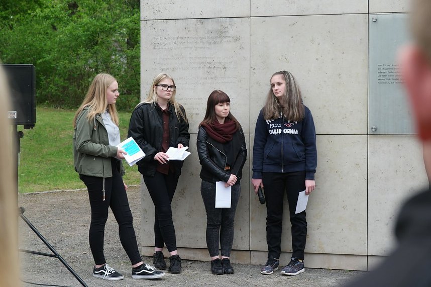 Sch&uuml;lerinnen und Sch&uuml;ler gestalten Gedenken