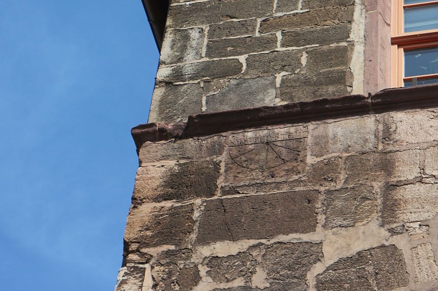 Neue Sonnenuhr f&uuml;r das Nordh&auml;user Rathaus