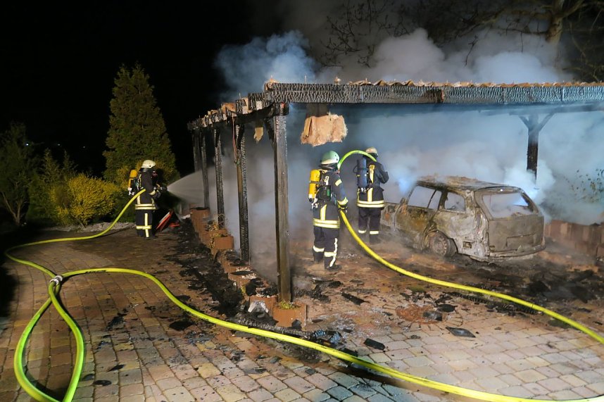Carport und Renault gingen in Flammen auf