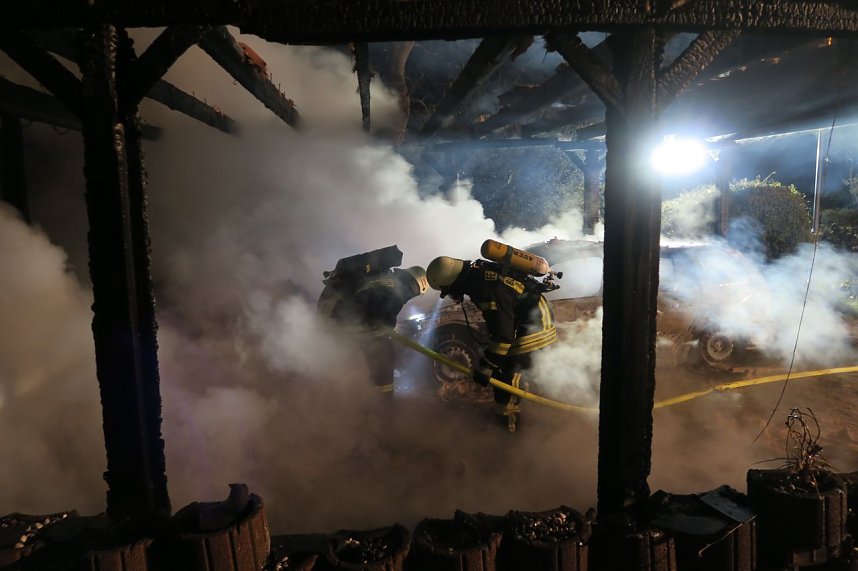 Carport und Renault gingen in Flammen auf