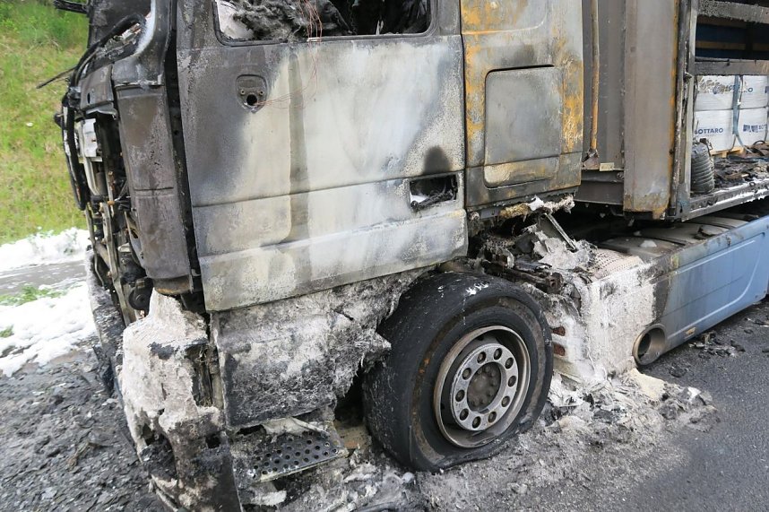 Lkw brannte v&ouml;llig aus