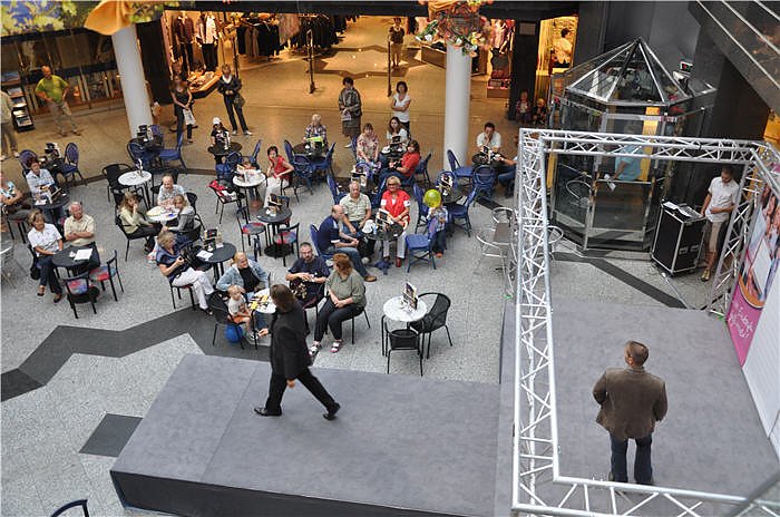 Modeschau in der Galerie