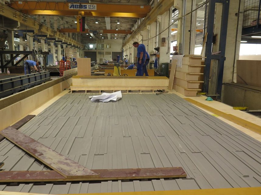 Schalungsbau, im Hintergrund zu sehen ist Beauftragter f&uuml;r Qualit&auml;tssicherung Erik Telemann 