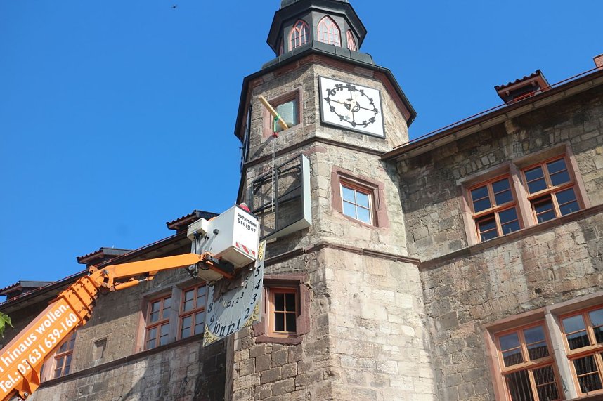 Neue Sonnenuhr angebracht