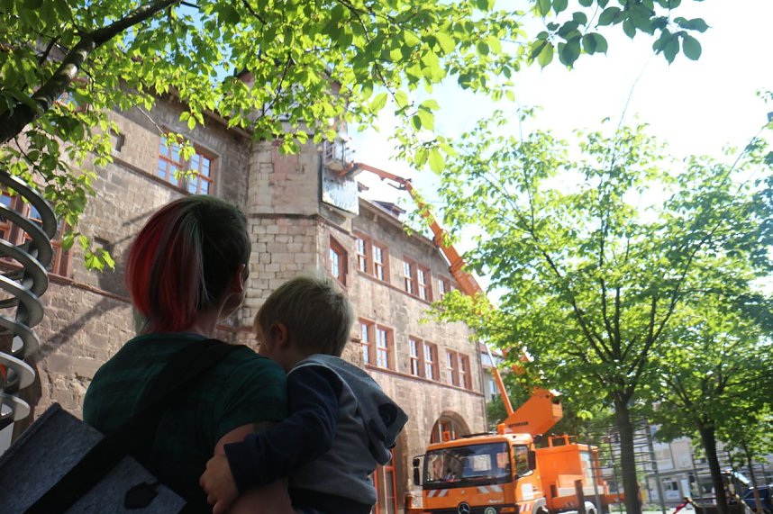 Neue Sonnenuhr angebracht