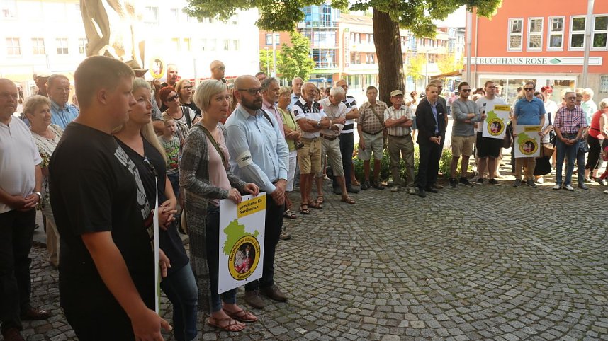 Demonstration vor dem Nordh&auml;user Rathaus f&uuml;r den Erhalt der Kreisstadt