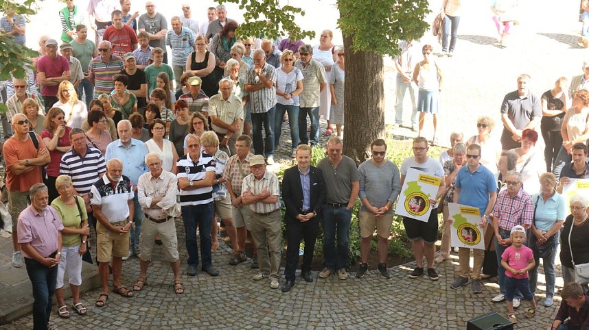 Demonstration vor dem Nordh&auml;user Rathaus f&uuml;r den Erhalt der Kreisstadt