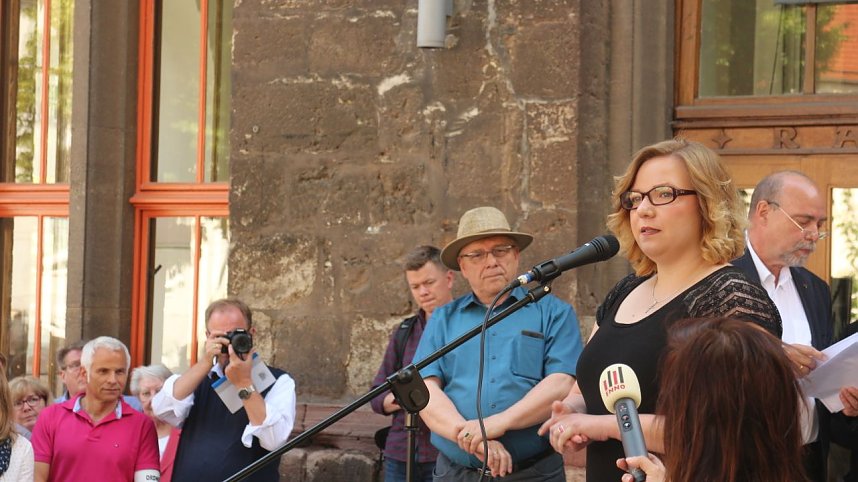 Demonstration vor dem Nordh&auml;user Rathaus f&uuml;r den Erhalt der Kreisstadt