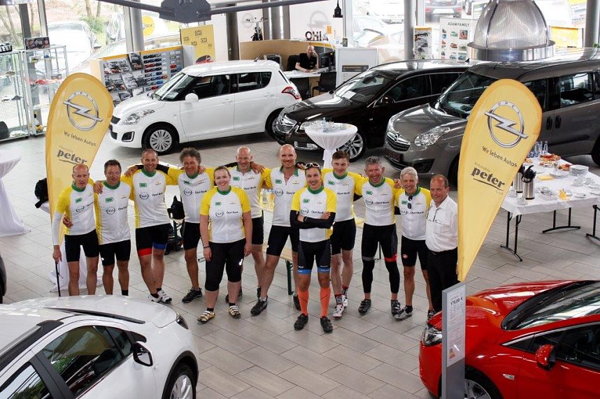 11 radelnde Opel-Banker machten auf ihrer Benefiztour heute im OPEL-Autohaus der Peter Gruppe halt