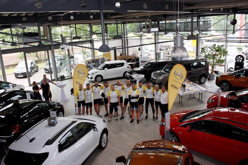 11 radelnde Opel-Banker machten auf ihrer Benefiztour heute im OPEL-Autohaus der Peter Gruppe halt